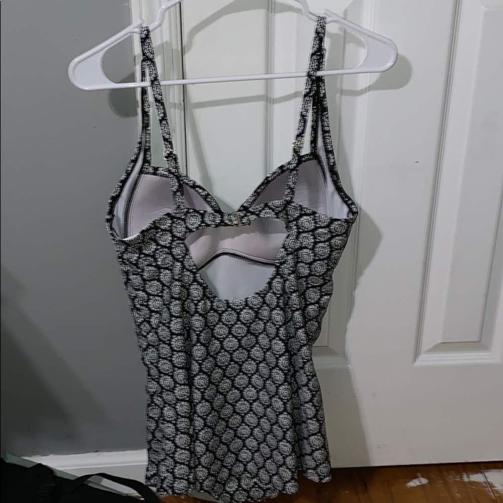 One piece - Picture 2 of 3